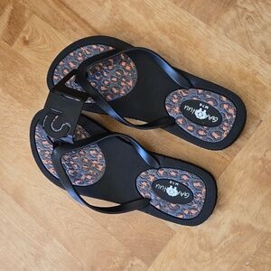 New flip flops by Gaahuu size M (7-8)